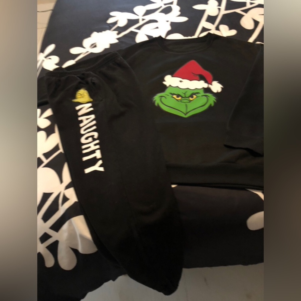 Adorable “Grinch “ set read description final price❌